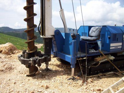 Auger drilling of a well