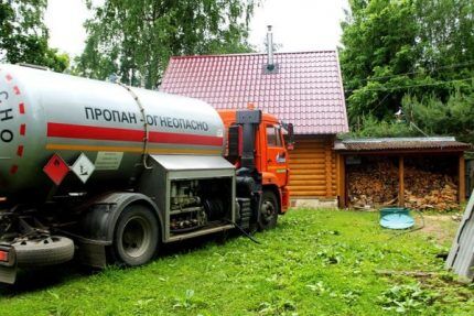 Riempimento del serbatoio del gas da un'auto