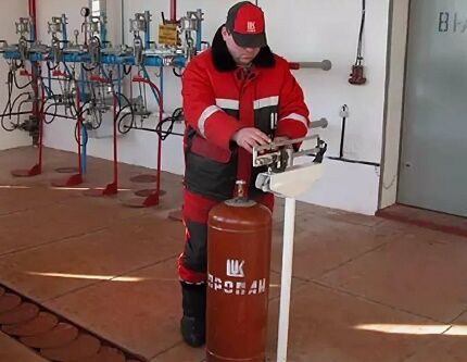 Weighing a gas cylinder after filling