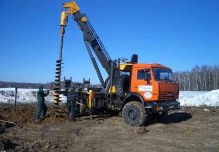 Drilling rig on mobile equipment