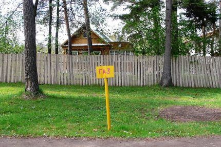 Schild zur Angabe der Route der Gasleitung