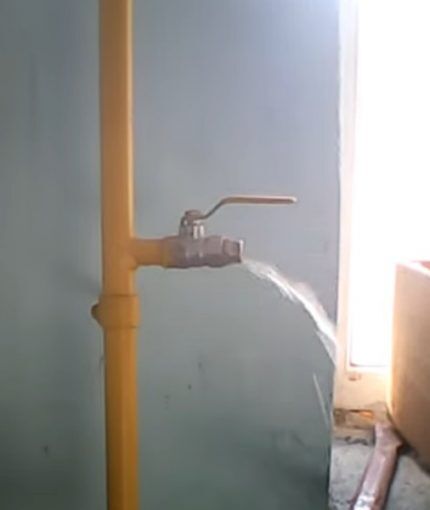 Water in the gas pipe of the apartment