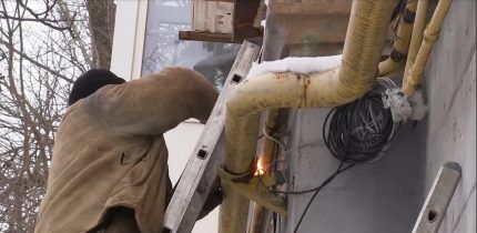 Un técnico suelda un pinchazo en una tubería de gas.