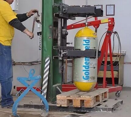 Hydraulic testing of a gas cylinder