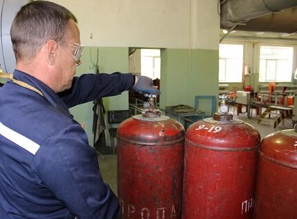 Examen de l'état de la bouteille de gaz