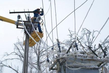 Elektrikçiler dondurucu yağmurun etkilerini onarıyor