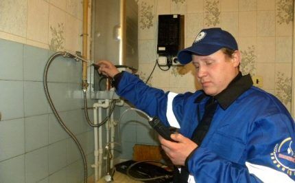 Checking indoor gas equipment by a foreman