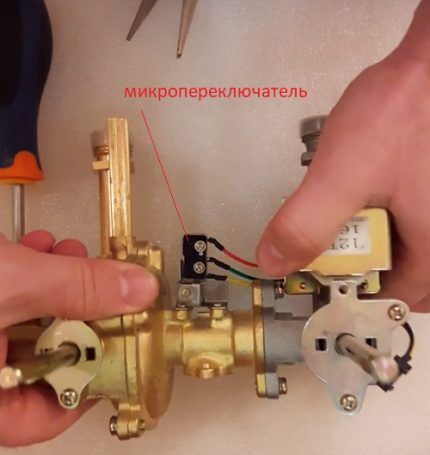 Microswitch for gas flow control mechanism