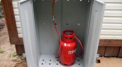 Connecting a gas cylinder