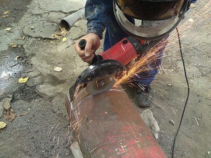Cutting a gas receiver using a grinder