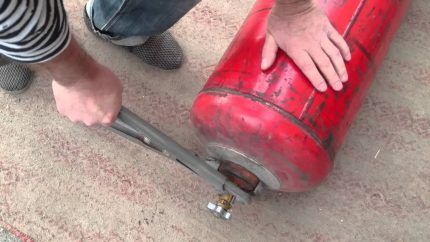 Unscrewing the valve using a gas wrench