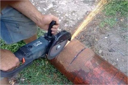 Correct position when working with an angle grinder