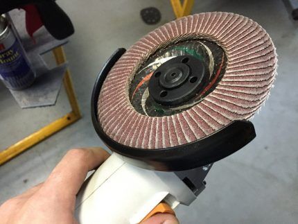 Grinding flap wheel on an angle grinder