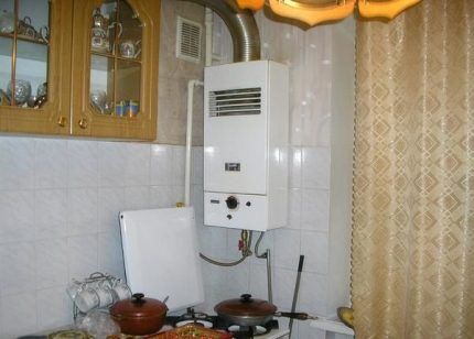 Dandang gas yang dipasang di dinding di dapur apartmen 