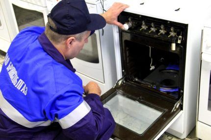A Gorgaz specialist checks the serviceability of the oven