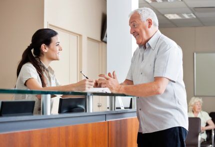 Un employé de la société de gestion conseille un visiteur