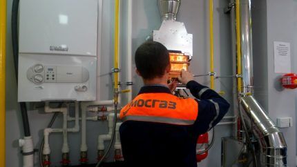 Vérification de l'équipement à gaz par un employé du service de gaz