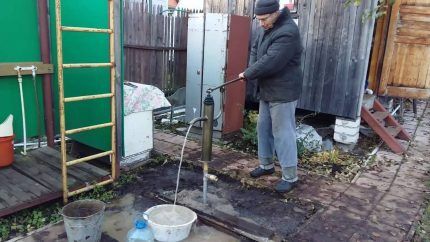 Utilizzo di una pompa a mano per scopi domestici