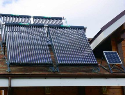 Colectores solares en el tejado de una casa particular.