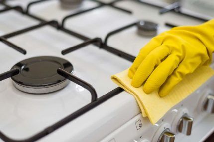 Cleaning the gas stove