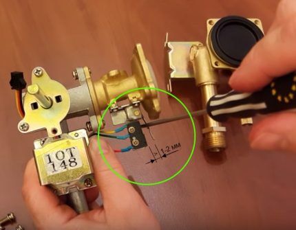 Detecting a breakdown using the microswitch tab