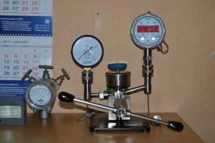 Checking the gas reducer pressure gauge