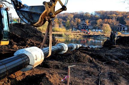 Laying a gas pipe under the river