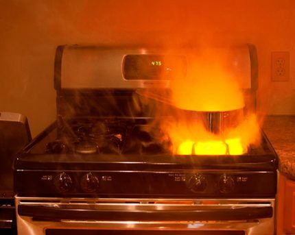 Flamme rouge dans un brûleur à gaz