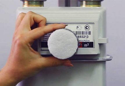 Magnet on gas meter