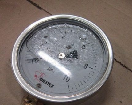 Het vullen van de manometer