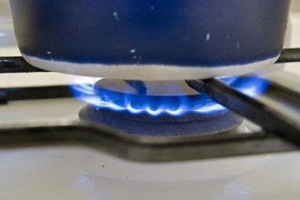 Flamme du brûleur sur la cuisinière