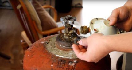 Raccordement d'une bouteille de gaz à la cuisinière