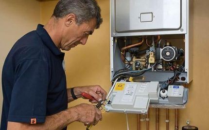 Reparatie van een gasboiler door een gasmonteur