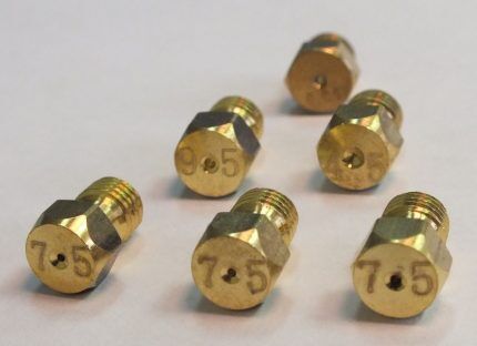 Gas burner nozzles