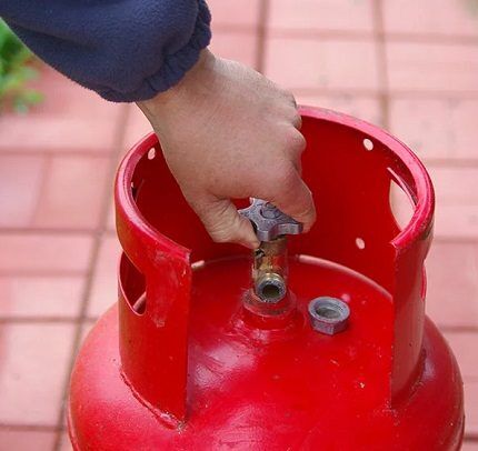 How to drain condensation from a household gas cylinder