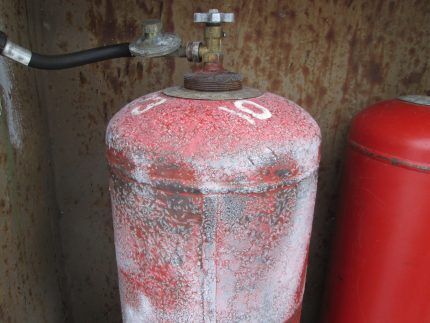 What to do if the gas cylinder begins to become covered with frost