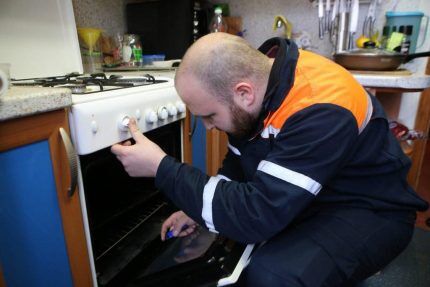 Vérification du poêle par un technicien gaz