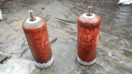 Gas cylinders with frozen bottom parts