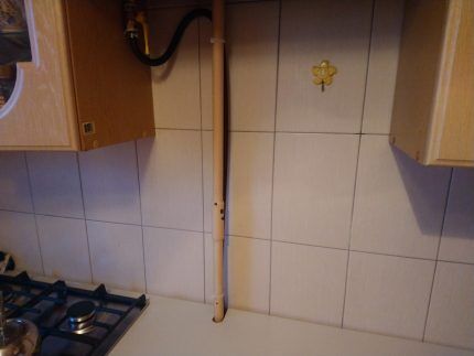 Location of kitchen furniture relative to the gas pipe