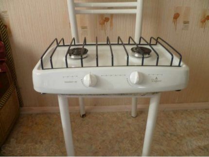 Estufa de gas sin horno sobre una silla.