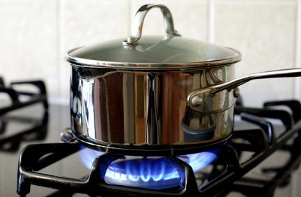 Grid for supporting dishes in a tabletop stove