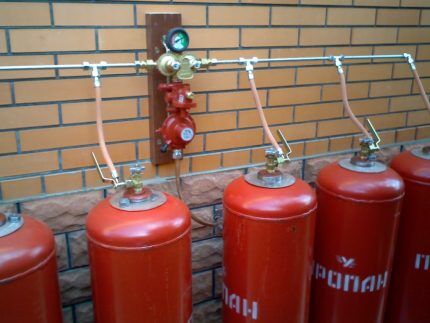 Connecting several gas cylinders via a metal ramp