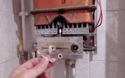 Cleaning the water heater igniter