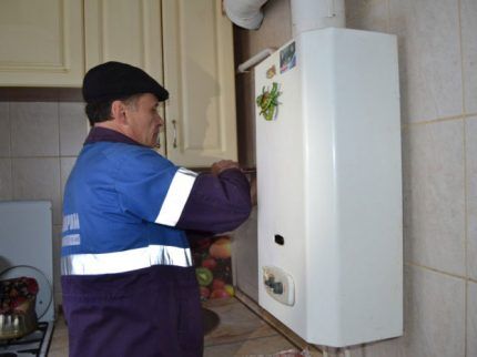 Installation of a water column by a gas service employee