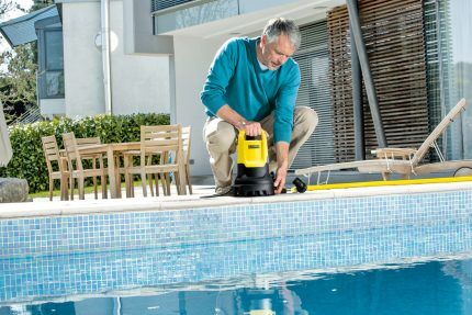 Water uit het zwembad pompen