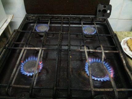 Đốt gas để sưởi ấm căn phòng