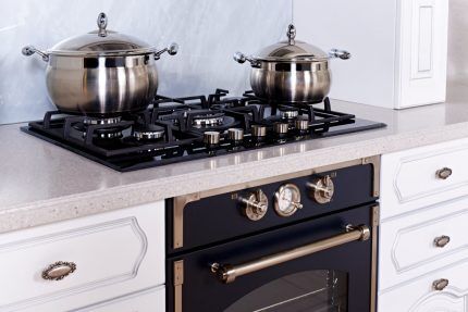 Gas hob with pans