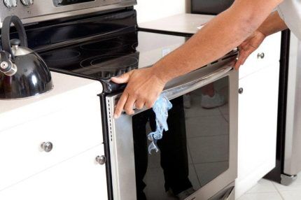 Instalación de una estufa eléctrica en la cocina.