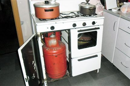 Gas cylinder in a special compartment of the stove
