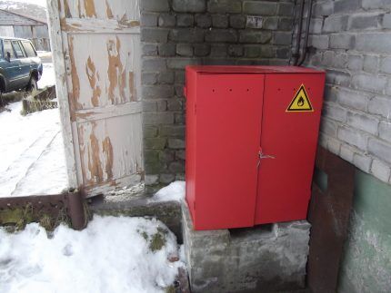 Serrure pour armoire avec bouteille de gaz